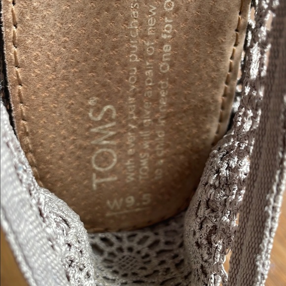 Toms Gray Flats with Crochet Design - Picture 4 of 4